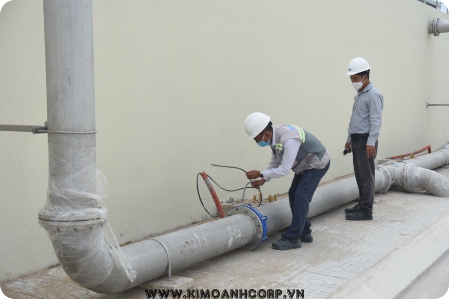 Lắp đặt các trang thiết bị của trạm xử lý nước thải Khu tái định cư Lộc An- Bình Sơn.