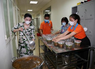 Kim Oanh Group hỗ trợ hơn 300 tô bún bò Huế làm ấm lòng lực lượng tuyến đầu chống dịch tại Gò Vấp