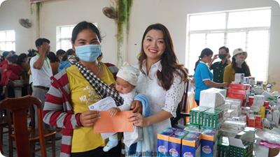 Quỹ Từ thiện Kim Oanh Group tặng quà đến phụ nữ khó khăn ở vùng biên giới