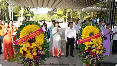 Quỹ Từ thiện Kim Oanh tổ chức lễ cầu siêu tại nghĩa trang Liệt sĩ Trường Sơn, tặng quà gia đình chính sách tại Quảng Trị