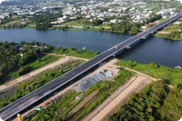 Thảm nhựa cầu cạn vượt Quốc lộ 13 và cầu Bình Gởi: Vành đai 3 TP.HCM tăng tốc về đích