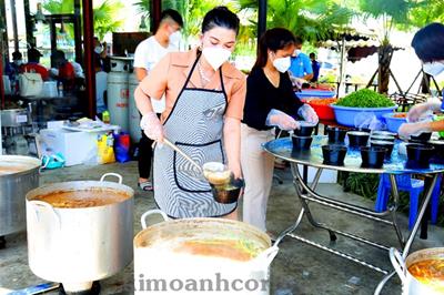 Bếp nấu nghĩa tình của Quỹ Từ thiện Kim Oanh đã lăn bánh đến 17 đơn vị chống dịch tại 3 tỉnh thành