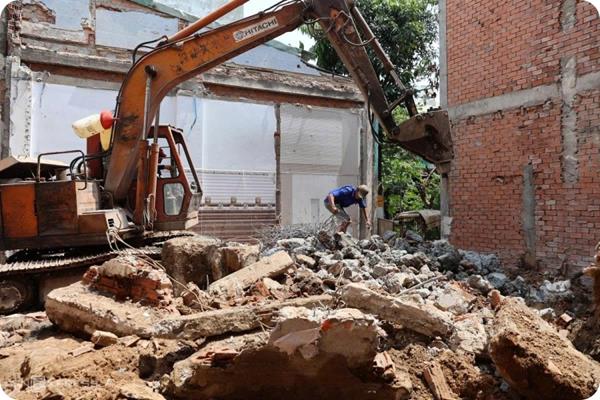 Người dân TP.HCM dỡ nhà mở rộng Quốc lộ 13 sau 25 năm chờ đợi