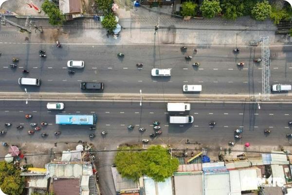Những căn nhà đầu tiên được tháo dỡ, mở đường cho dự án mở rộng Quốc lộ 13.