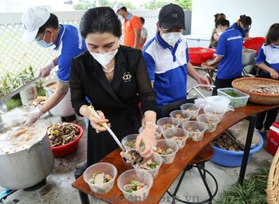 TẬP ĐOÀN ĐỊA ỐC KIM OANH - “BẾP HỒNG ĐỎ LỬA HỖ TRỢ TUYẾN ĐẦU CHỐNG DỊCH”