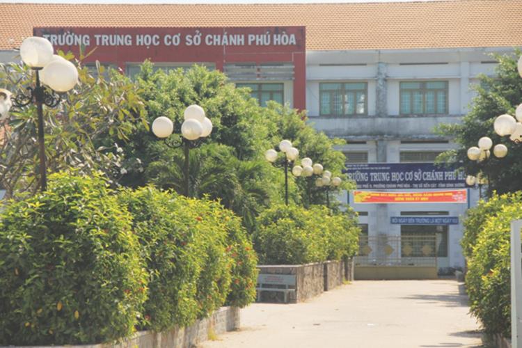 Trường trung học cơ sơ Chánh Phú Hoà ngay cận dự án