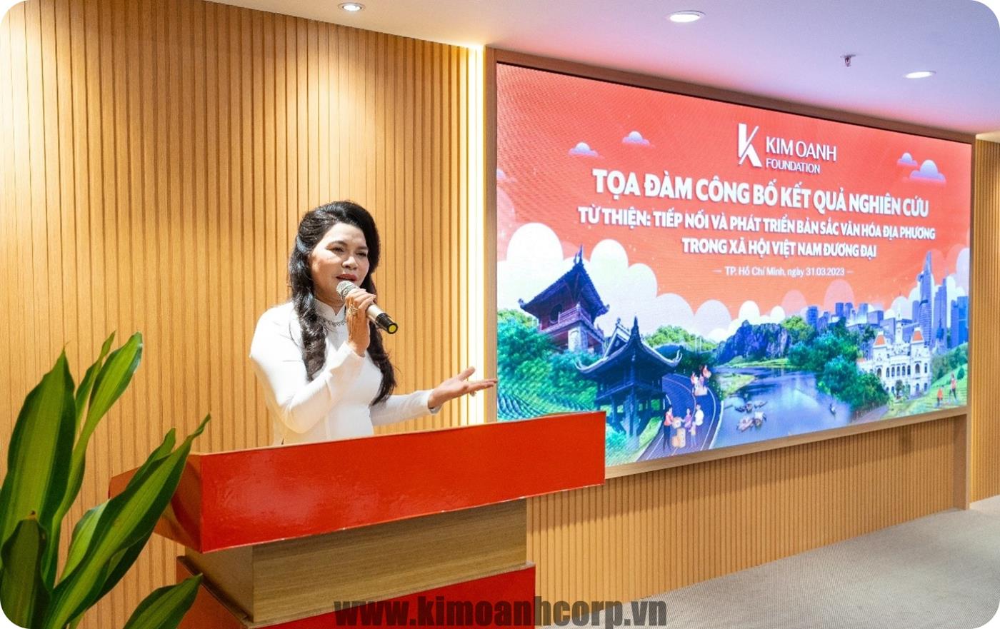 Bà Đặng Thị Kim Oanh – Chủ tịch Hội đồng Quản lý Quỹ Từ thiện Kim Oanh Group phát biểu khai mạc tọa đàm