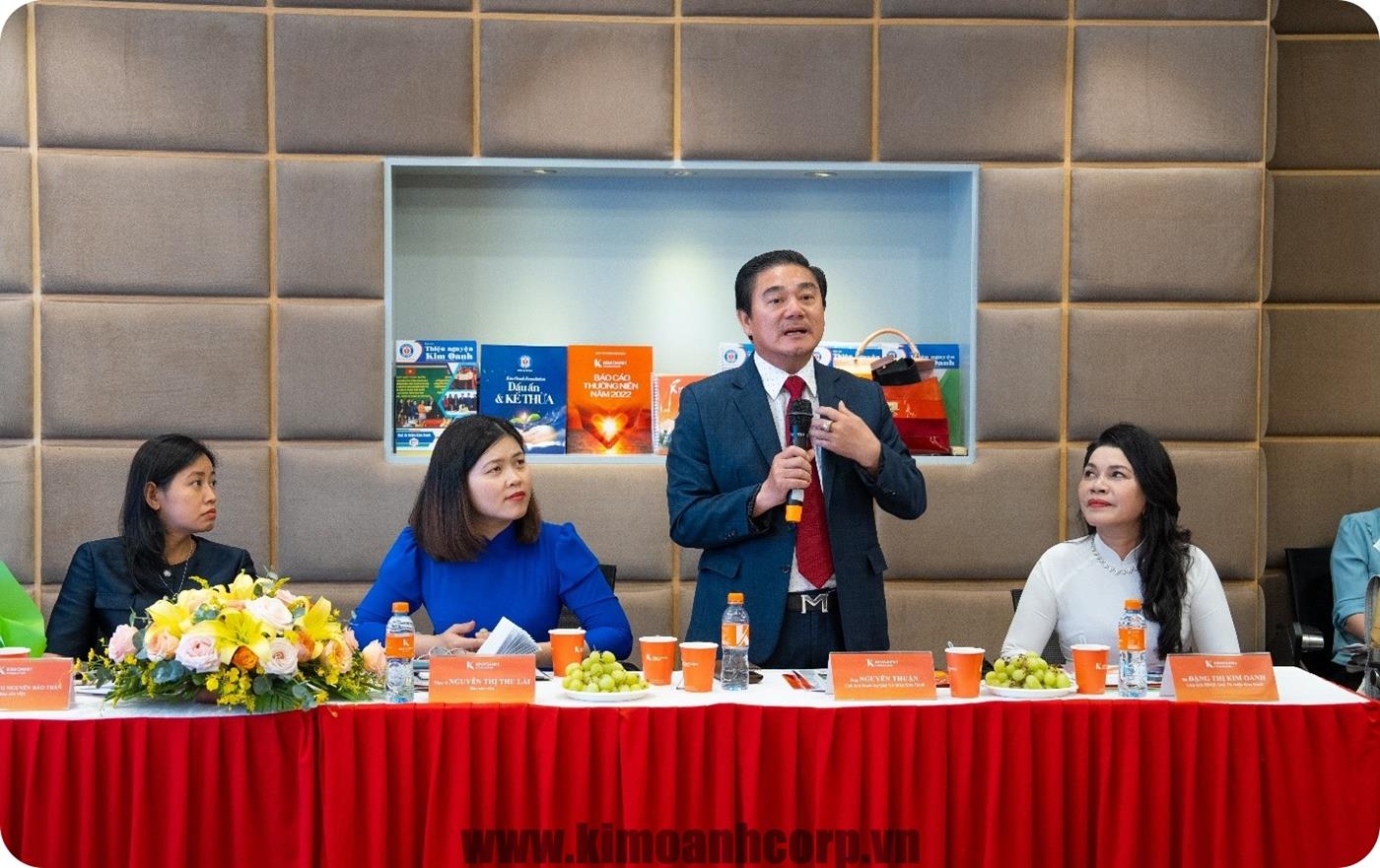 Ông Nguyễn Thuận – Phó Chủ tịch Quỹ Từ thiện Kim Oanh trao đổi về các phương thức hỗ trợ từ thiện trong xã hội hiện nay và ý nghĩa tinh thần từ các hoạt động của Quỹ Từ thiện Kim Oanh