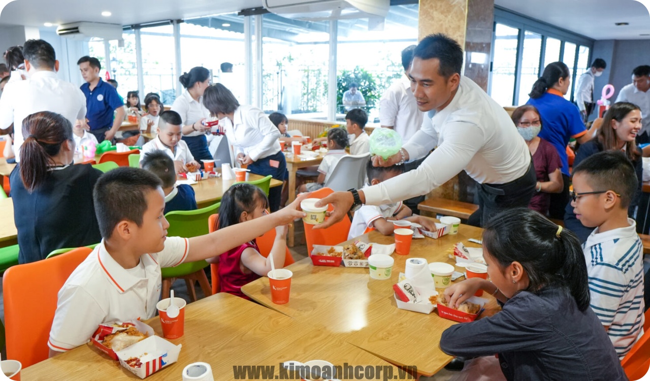 Cuối chương trình, các em nhỏ còn được thưởng thức những món ăn ngon do chính tay Chủ tịch Đặng Thị Kim Oanh chuẩn bị