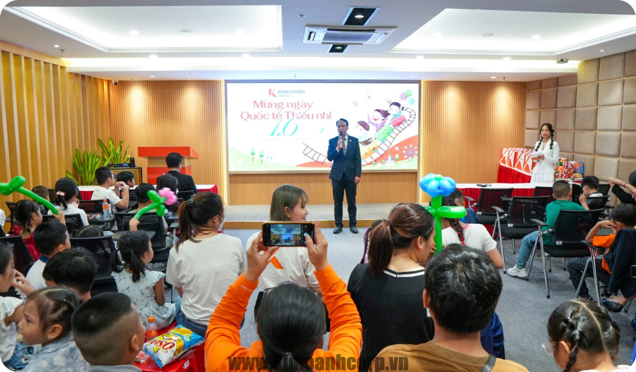 Ông Nguyễn Lương Thọ – Phó Tổng Giám đốc Vận hành Tập đoàn giao lưu với các em thiếu nhi tại chương trình