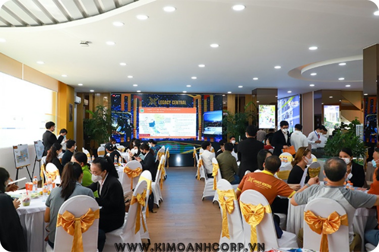 Khách hàng tham gia sự kiện mở bán qua kênh trực tuyến, trực tiếp tại nhà mẫu và các chi nhánh thuộc Tập đoàn Kim Oanh (Kim Oanh Group.)