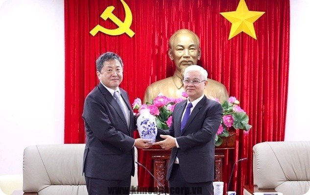 Bí thư Tỉnh ủy Nguyễn Văn Lợi tặng quà lưu niệm cho ông Shimizu Akira – Trưởng đại diện JICA tại Việt Nam. Ảnh: UBND tỉnh Bình Dương.