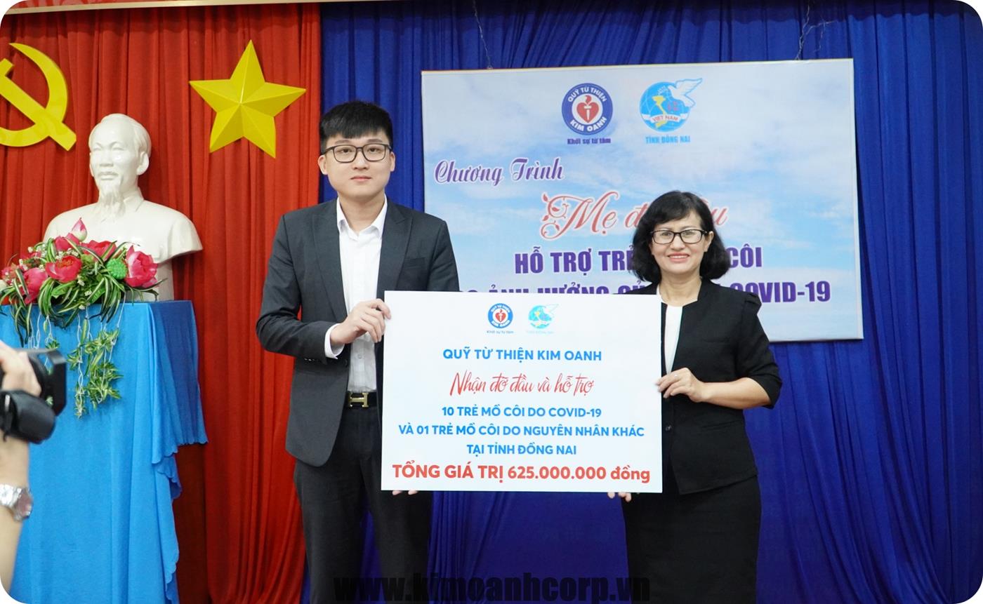 Ông Nguyễn Phú Đức - Giám đốc Quỹ Từ thiện Kim Oanh trao bảng tượng trưng cho đại diện Hội LHPN tỉnh Đồng Nai