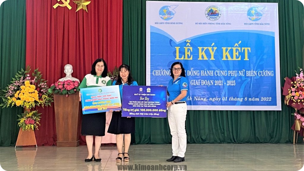 Đại diện Quỹ Từ thiện Kim Oanh trao bảng biểu trưng trị giá 100 triệu đồng trong buổi lễ.
