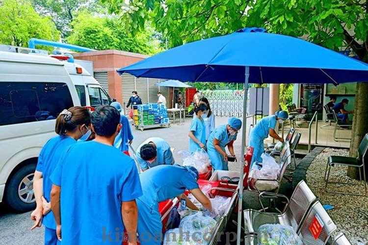 Những phần Bún bò, bánh canh xứ Huế từ Quỹ Tự Thiện Kim Oanh hỗ trợ đội ngũ y bác sĩ tuyến đầu chống dịch tại các bệnh viện.