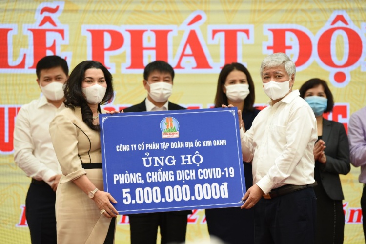 Bà Đặng Thị Kim Oanh trao tặng biểu trưng 5 tỷ đồng cho TW MTTQ Việt Nam