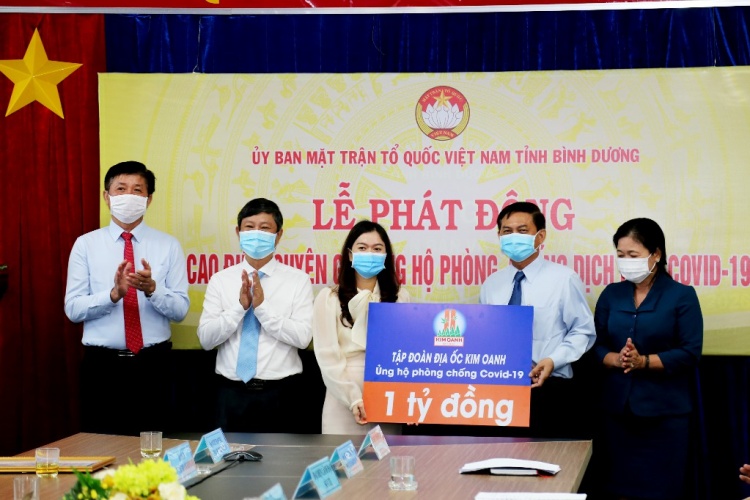 Bà Nguyễn Thị Nhung – Phó Tổng Giám đốc đã trao biểu trưng 1 tỷ đồng mua vaccin Covid-19 tiêm phòng cho nhân dân và người lao động tỉnh Bình Dương.