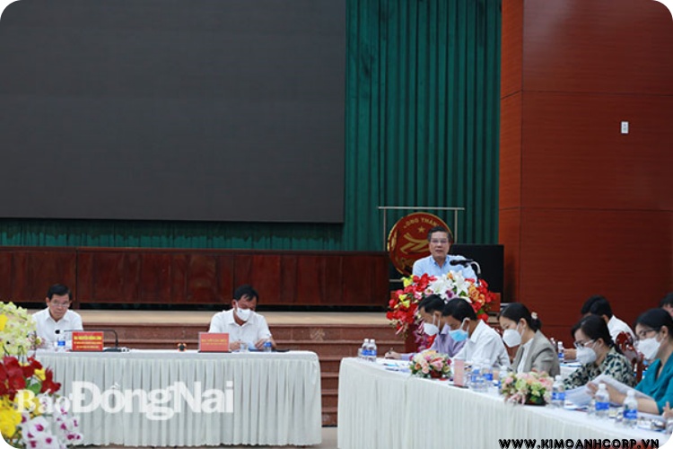 Bí thư Huyện ủy Long Thành Dương Minh Dũng báo cáo tại buổi làm việc.