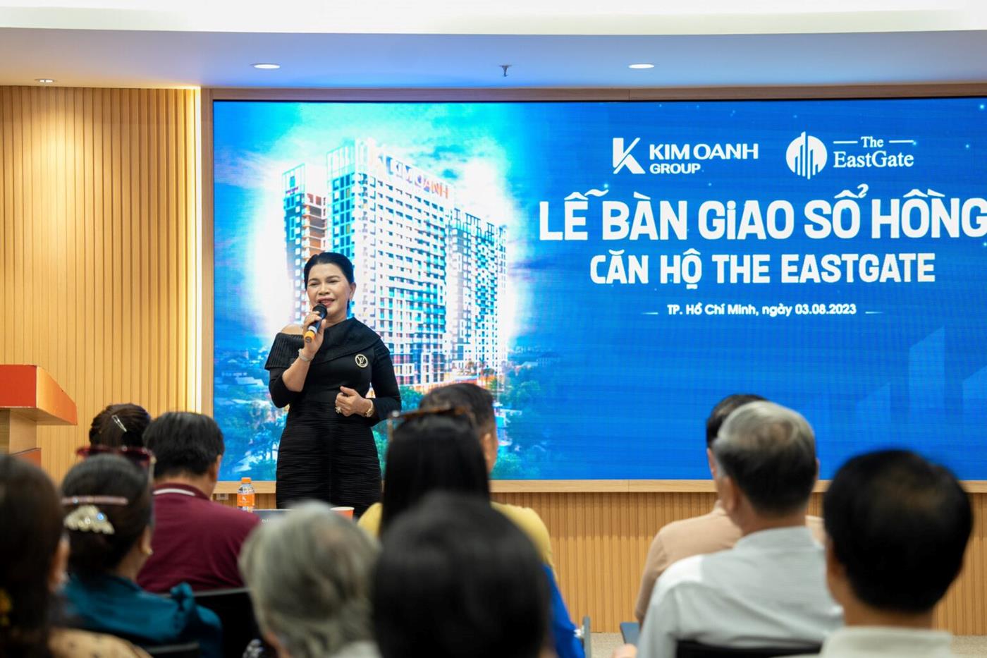 Bà Đặng Thị Kim Oanh – Chủ tịch HĐQT, Tổng Giám đốc Kim Oanh Group chia sẻ về tâm huyết và những nỗ lực của Tập đoàn để bàn giao sổ đúng hạn cho cư dân