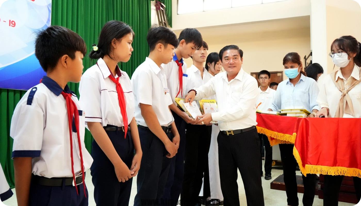 Ông Nguyễn Thuận – Phó Chủ Tịch HĐQT Kim Oanh Group, Chủ tịch danh dự Quỹ Kim Oanh trao học bổng cho học sinh tại Bến Tre