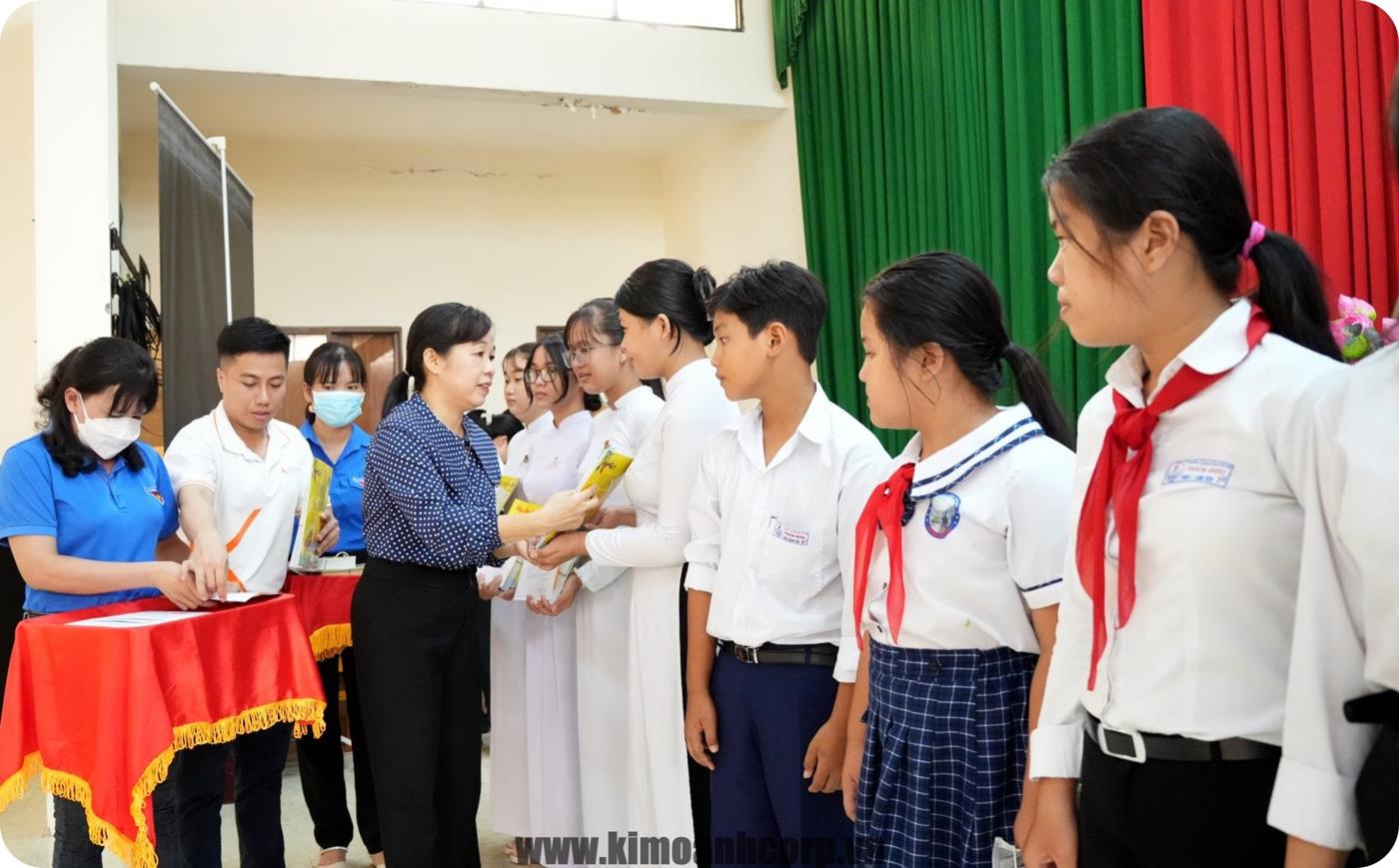 Bà La Thị Thuý – Giám Đốc Sở Giáo Dục và Đào Tạo Tỉnh Bến Tre trao học bổng cho học sinh tại huyện Ba Tri.