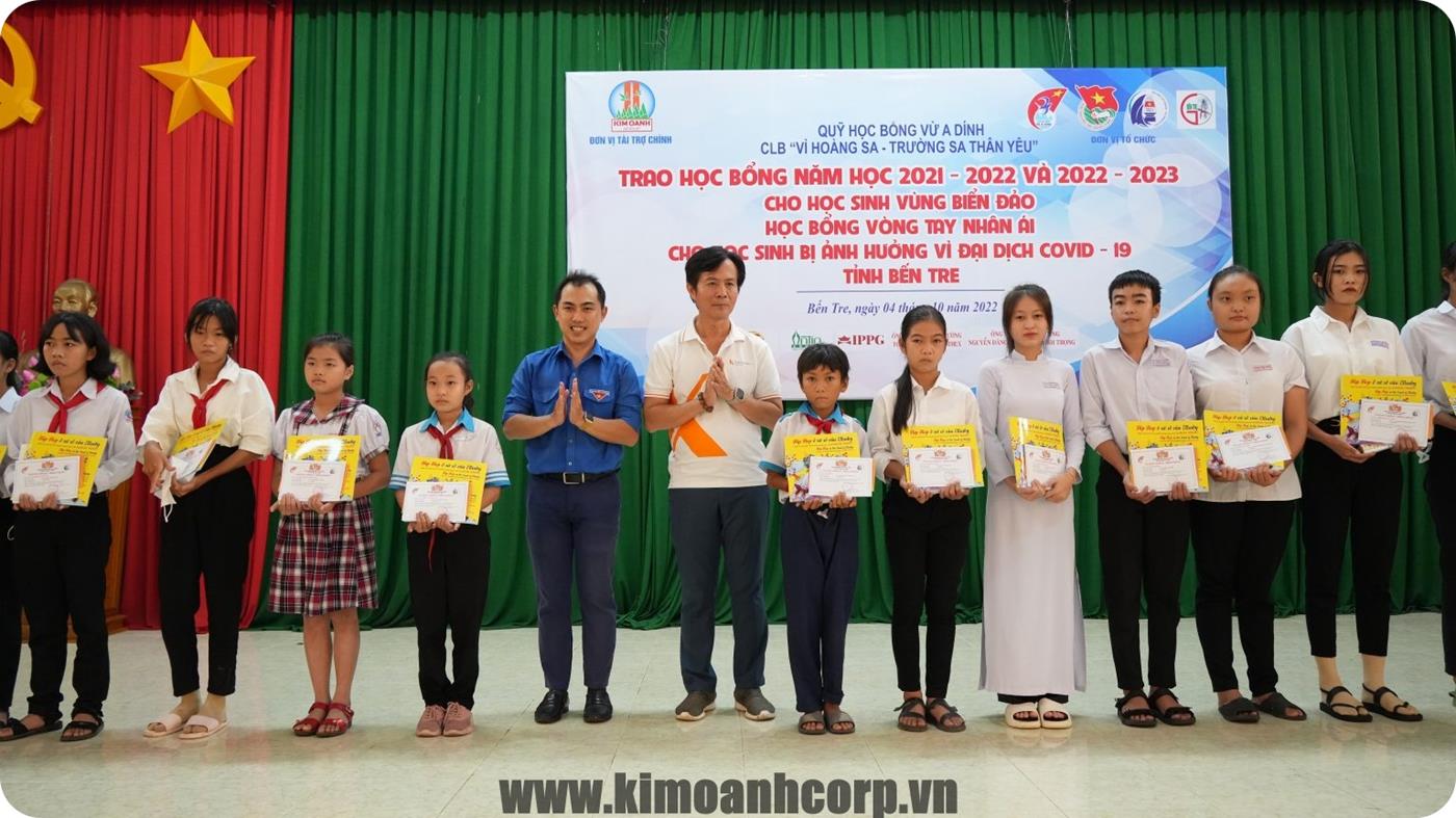 Nhà báo Nguyễn Đức Liên – Cố vấn Truyền thông Tập Đoàn Kim Oanh trao học bổng cho các cháu học sinh.