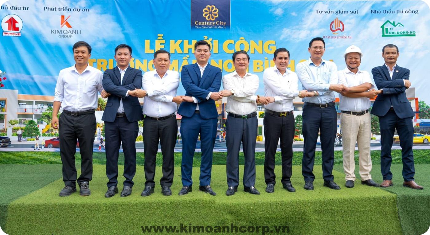 Ban lãnh đạo Kim Oanh Group, Công ty Đại Đông Hồ, Công ty Tư vấn Giám sát Đồng Nai chụp ảnh lưu niệm tại buổi lễ