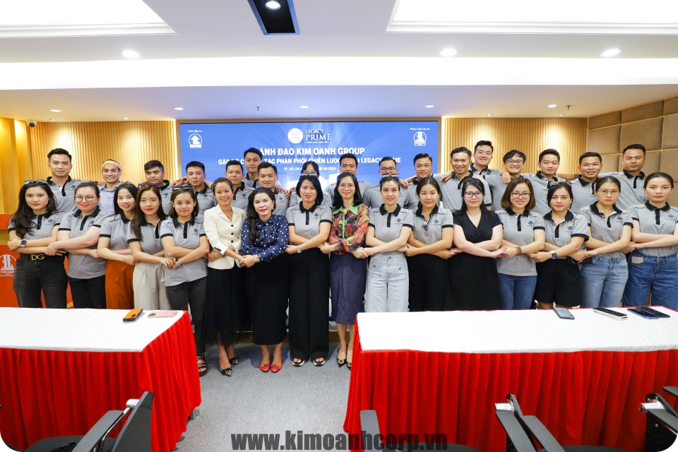 Bà Đặng Thị Kim Oanh – Chủ tịch HĐQT, Tổng Giám đốc Kim Oanh Group có buổi gặp mặt nhà phân phối G.Empire Land tại trụ sở Kim Oanh Group