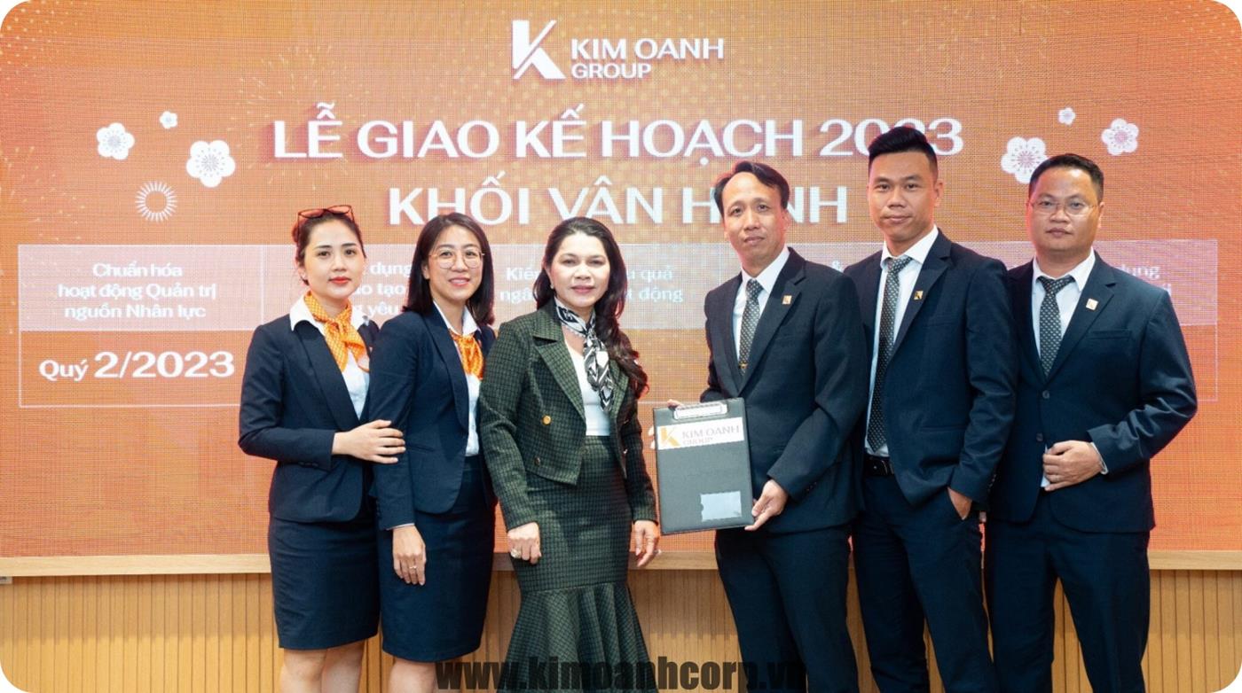 Ông Nguyễn Lương Thọ – Phó Tổng Giám đốc Vận hành nhận Kế hoạch 2023 từ bà Đặng Thị Kim Oanh