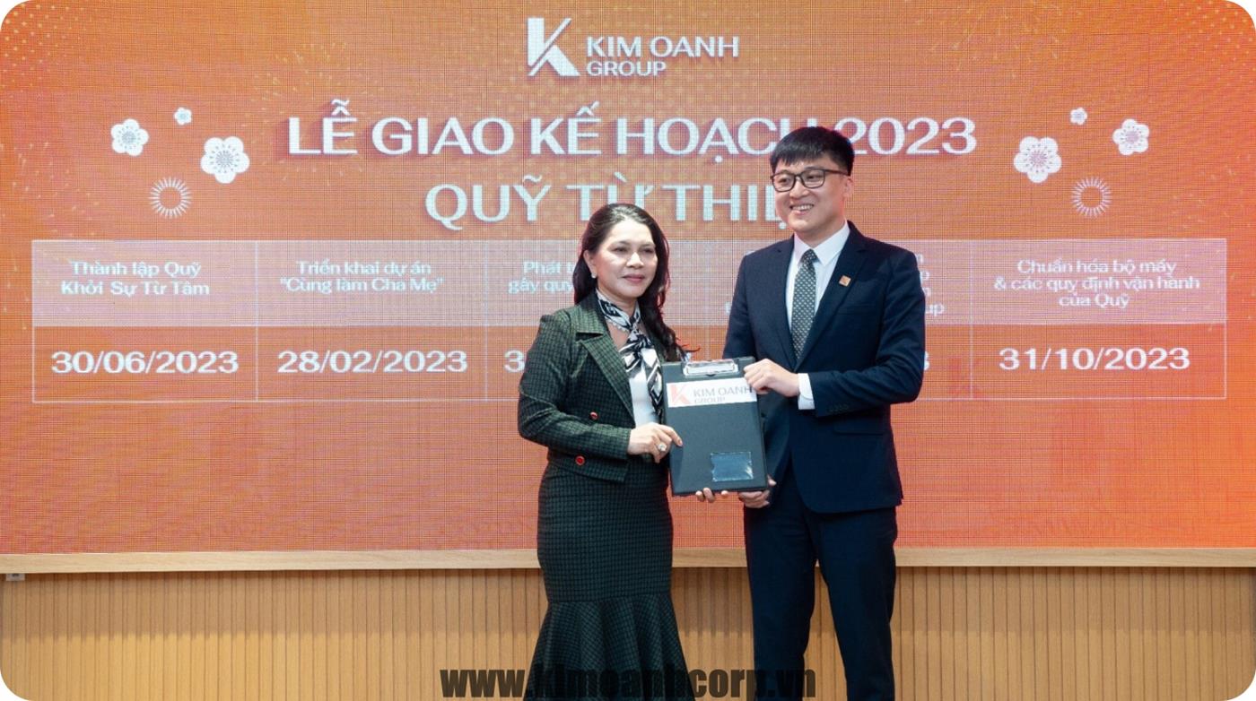 Bà Đặng Thị Kim Oanh giao Kế hoạch 2023 của Quỹ Từ thiện Kim Oanh cho ông Nguyễn Phú Đức – Giám đốc Quỹ