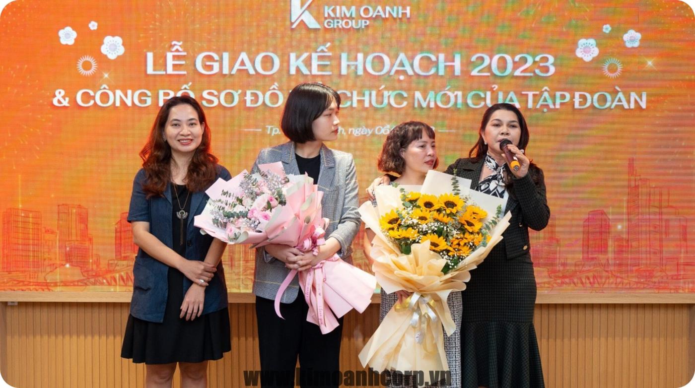 Bà Đặng Thị Kim Oanh tặng hoa cảm ơn bà Ngô Minh Anh – Tổng Giám đốc và lãnh đạo MCG đã hỗ trợ Tập đoàn hoàn thiện sơ đồ tổ chức mới