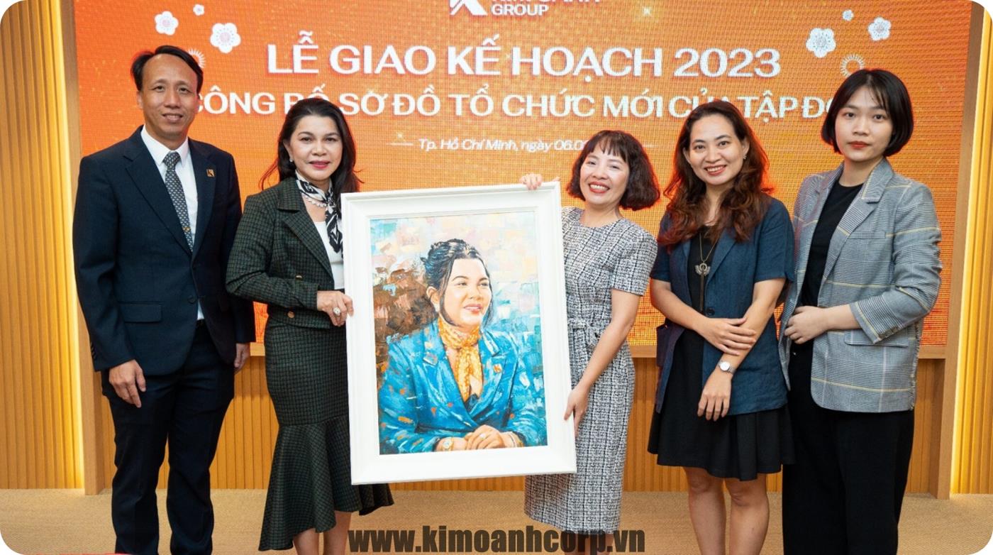 Bà Ngô Minh Anh – Tổng Giám đốc MCG trao tặng bức tranh chân dung cho Chủ tịch Đặng Thị Kim Oanh