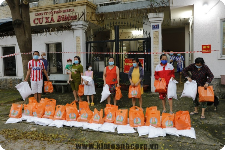 Người dân Cư xá Bibica nhận hỗ trợ của Quỹ Từ thiện Kim Oanh. 