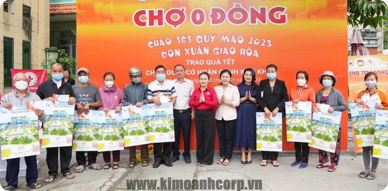 Bà Đặng Thị Kim Oanh trao quà tết 2023 cho công nhân và người lao động có hoàn cảnh khó khăn