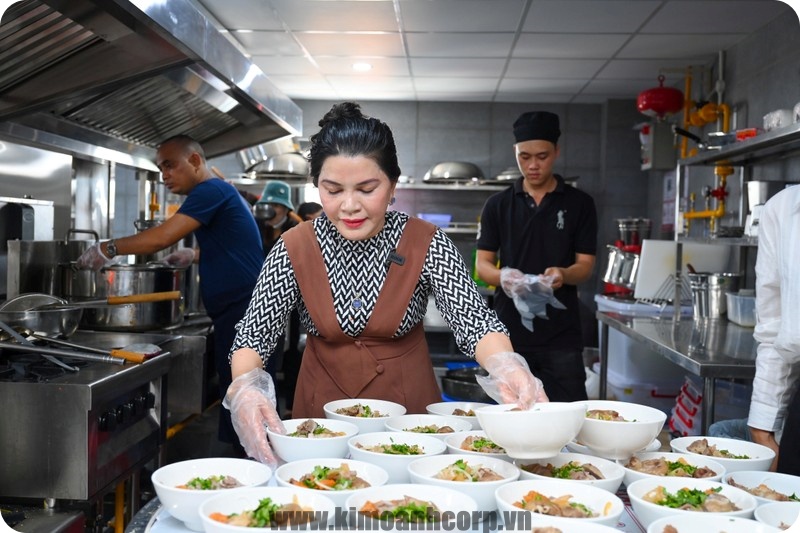 Bà Kim Oanh thường vào bếp nấu bữa trưa cho CBNV công ty