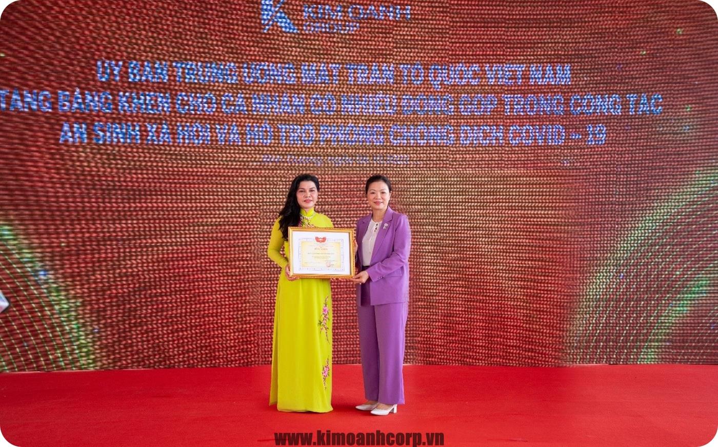 Bà Đặng Thị Kim Oanh – Chủ tịch HĐQT, Tổng Giám đốc Kim Oanh Group, Chủ tịch HĐQL Quỹ Từ thiện Kim Oanh đại diện Quỹ nhận bằng khen từ Bà Trương Thị Ngọc Ánh – Phó Chủ tịch Ủy ban Trung ương MTTQ Việt Nam