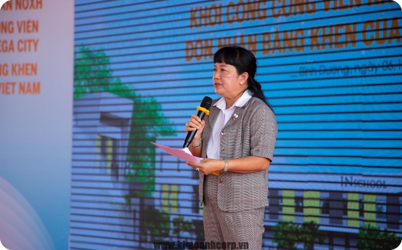 Bà Phạm Thanh Tuyền - Phó Trưởng Ban Công tác phía Nam Ủy ban Trung ương MTTQ Việt Nam công bố quyết định khen thưởng cho tập thể, cá nhân Quỹ Từ thiện Kim Oanh.