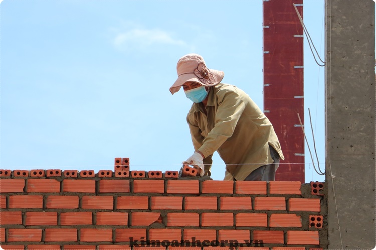 Người dân xây dựng nhà cửa tại Khu tái định cư Lộc An- Bình Sơn.