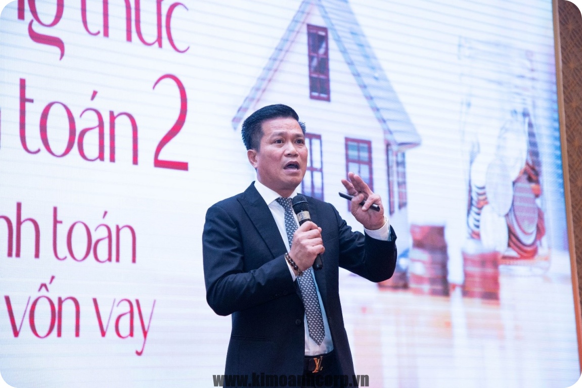 Ông Tô Duy Chinh, Giám đốc Khối bán hàng Tập đoàn chia sẻ cho khách hàng tiềm năng, thiết kế, mức giá cũng như những chính sách thanh toán khi mua dự án. 