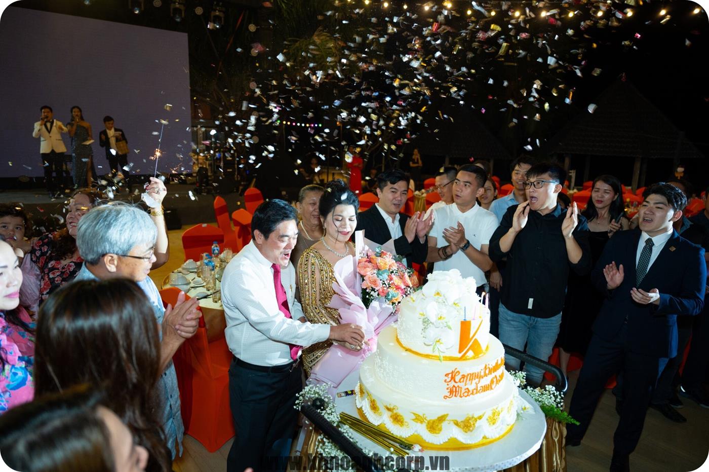 Bà Đặng Thị Kim Oanh cắt bánh kem khai tiệc và nhận những lời chúc tốt đẹp từ gia đình và tập thể Kim Oanh Group.