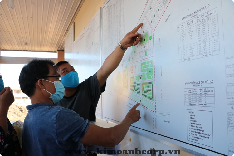 Người dân xem sơ đồ các lô đất bố trí tái định cư tại Khu tái định cư Lộc An- Bình Sơn.