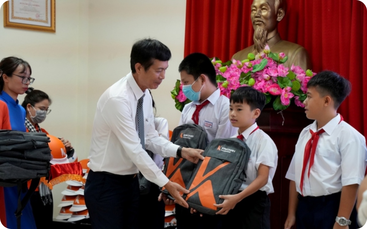 Ông Nguyễn Đức Liên, cố vấn truyền thông Tập đoàn Kim Oanh tặng ba lô cho học sinh Côn Đảo