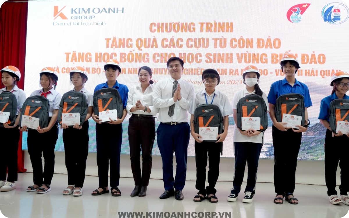 Ông Nguyễn Đức Lợi, thành viên HĐQT Tập đoàn Kim Oanh tặng học bổng cho các em học sinh