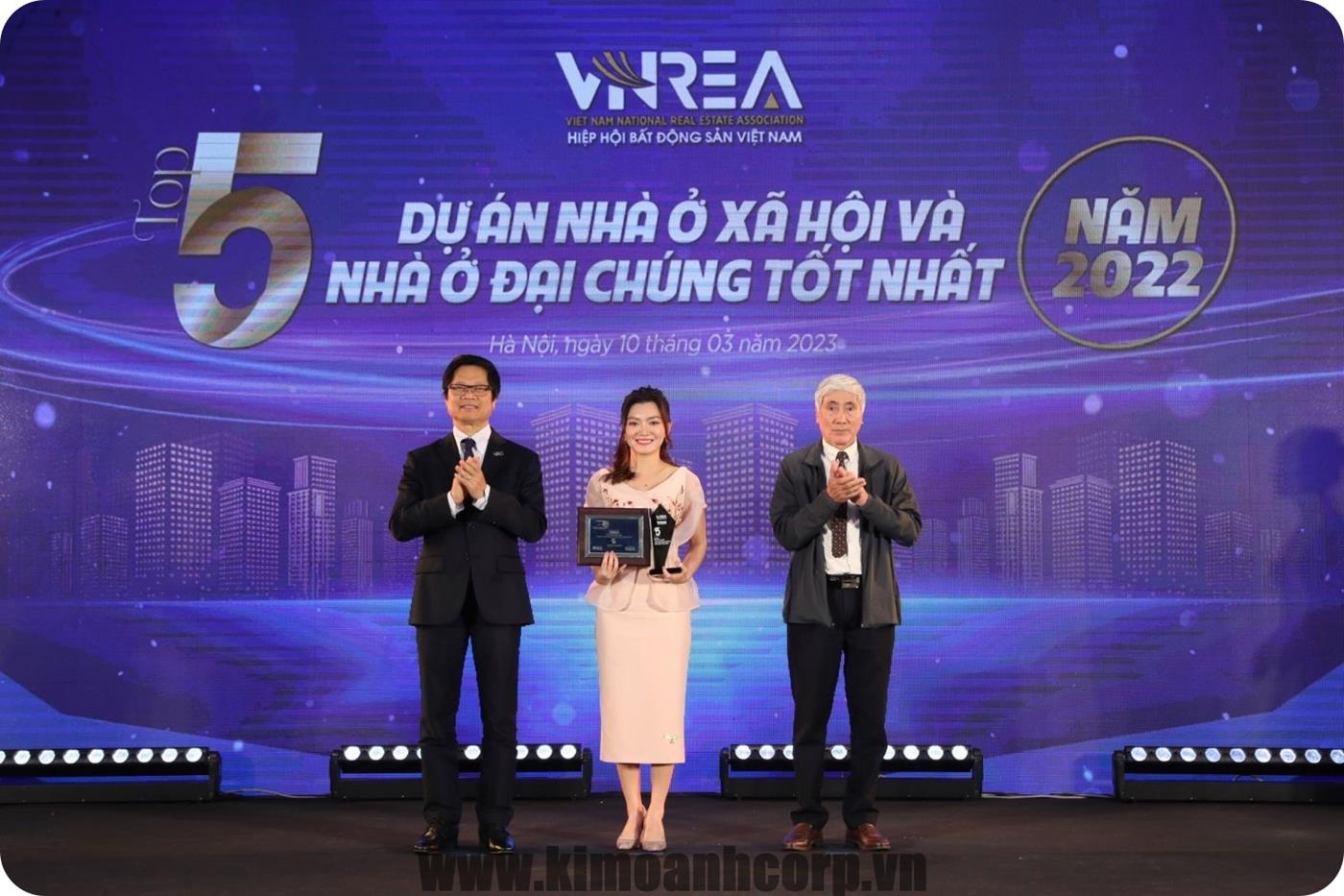 Bà Nguyễn Ngọc Ánh – Phó Chủ tịch HĐQT Kim Oanh Group –  nhận giải “Top 5 dự án nhà ở xã hội và đại chúng tốt nhất năm 2022” cho dự án RichHome 3