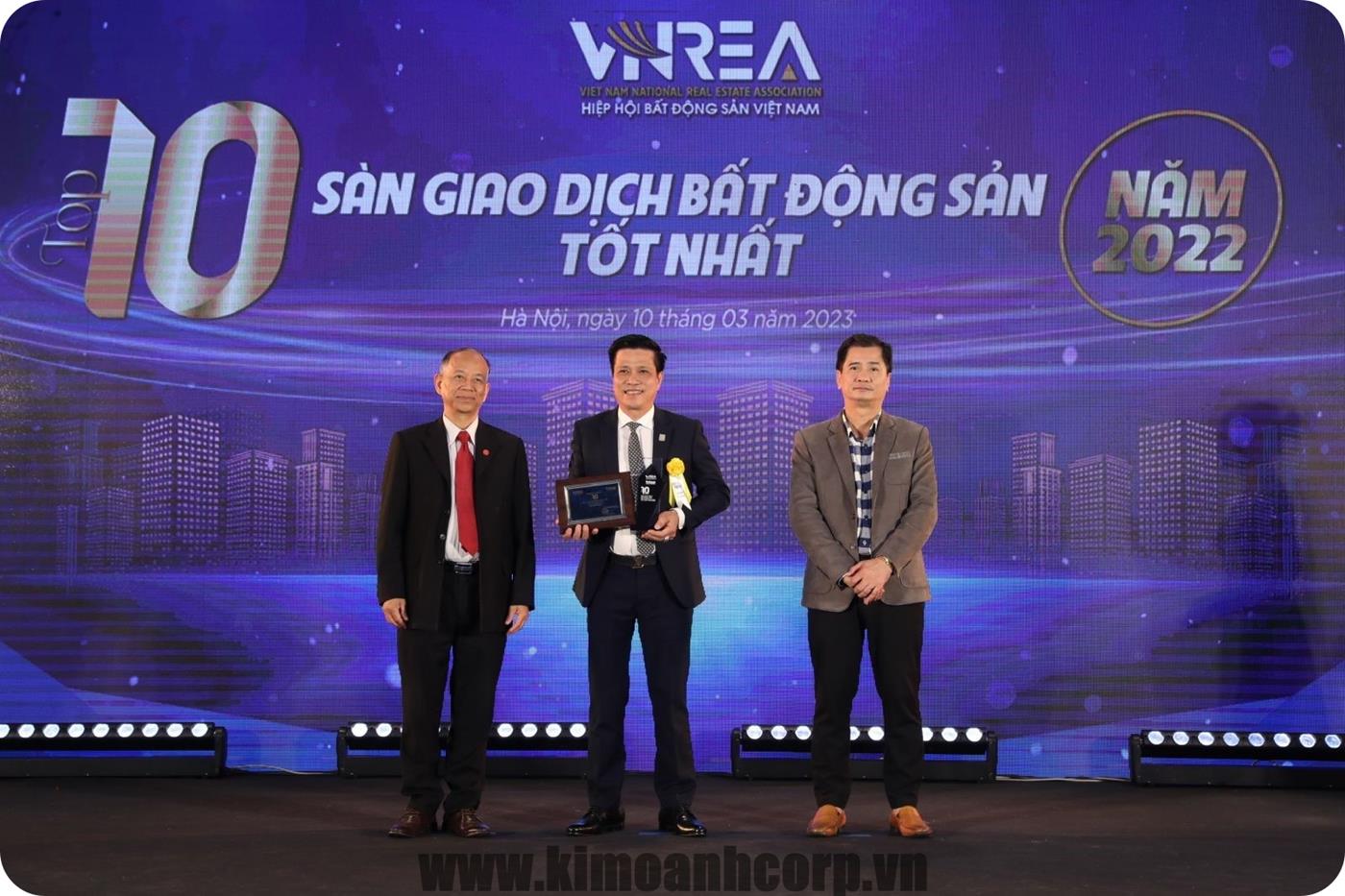 Ông Tô Duy Chinh – Giám đốc Khối Bán hàng Kim Oanh Group – nhận giải “Top 10 sàn giao dịch bất động sản tốt nhất năm 2022” dành cho Kim Oanh Realty, thành viên Kim Oanh Group.