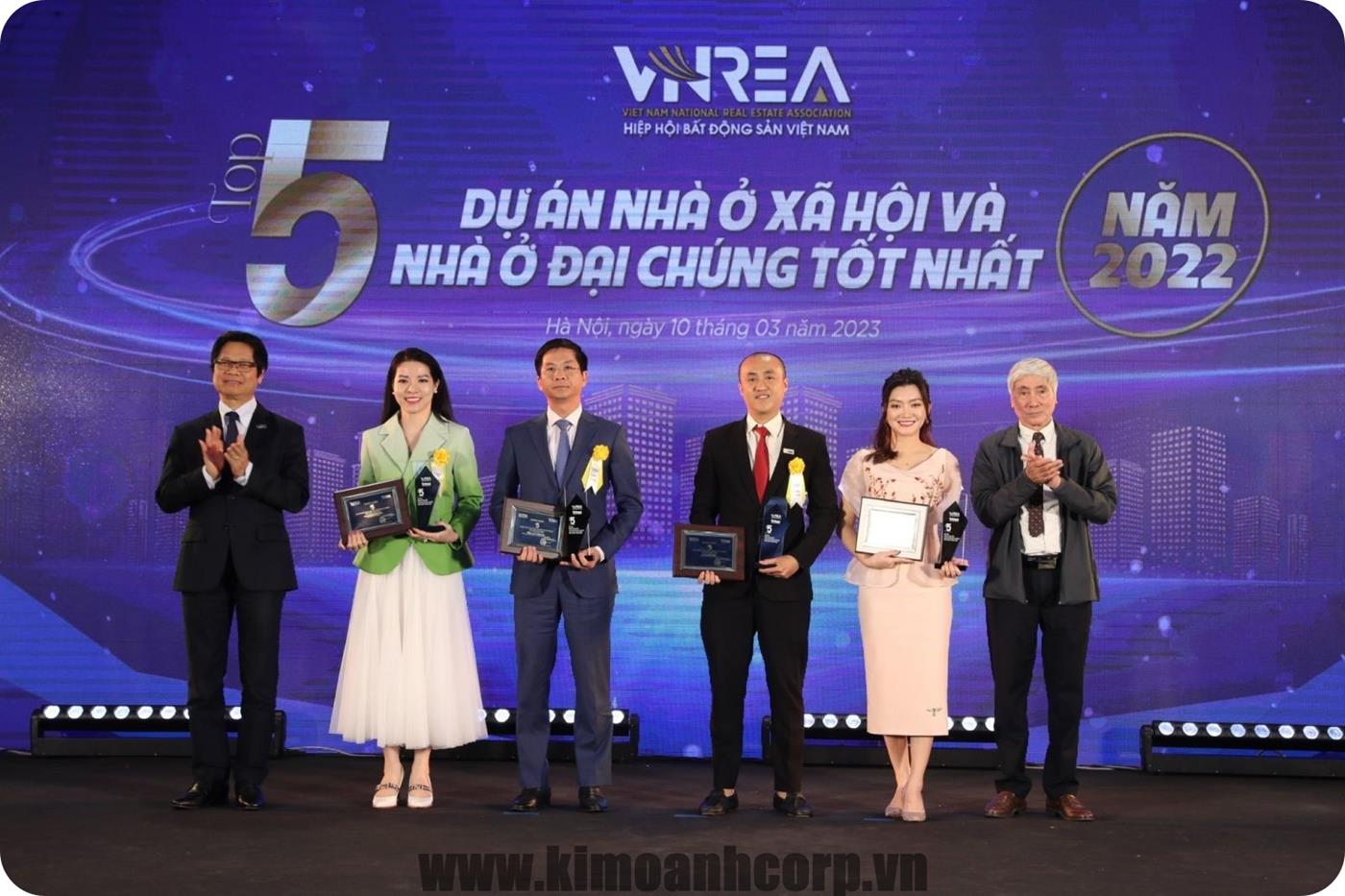 TS. Vũ Tiến Lộc (bìa trái) – Chủ tịch Trung tâm Trọng tài Quốc tế Việt Nam – và KTS. Phạm Thanh Tùng (bìa phải) – Chánh văn phòng Hội Kiến trúc sư Việt Nam – trao cúp và chứng nhận cho “Top 5 dự án nhà ở xã hội và đại chúng tốt nhất năm 2022”