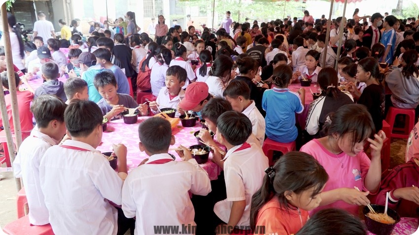 Gần 2 ngàn suất ăn đến với các trẻ khó khăn miền núi Đắk Lắk.