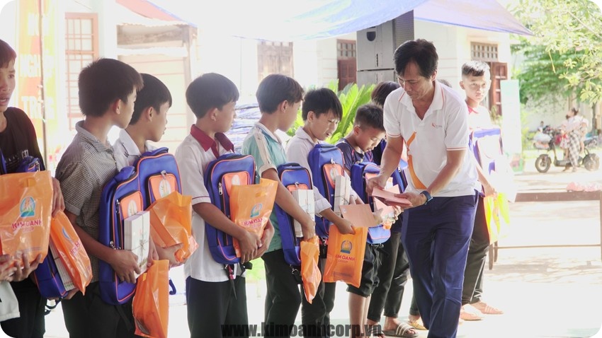Ông Nguyễn Đức Liên - Chủ tịch danh dự Quỹ Từ thiện Kim Oanh trao tặng học bỗng đến các cháu khó khăn.