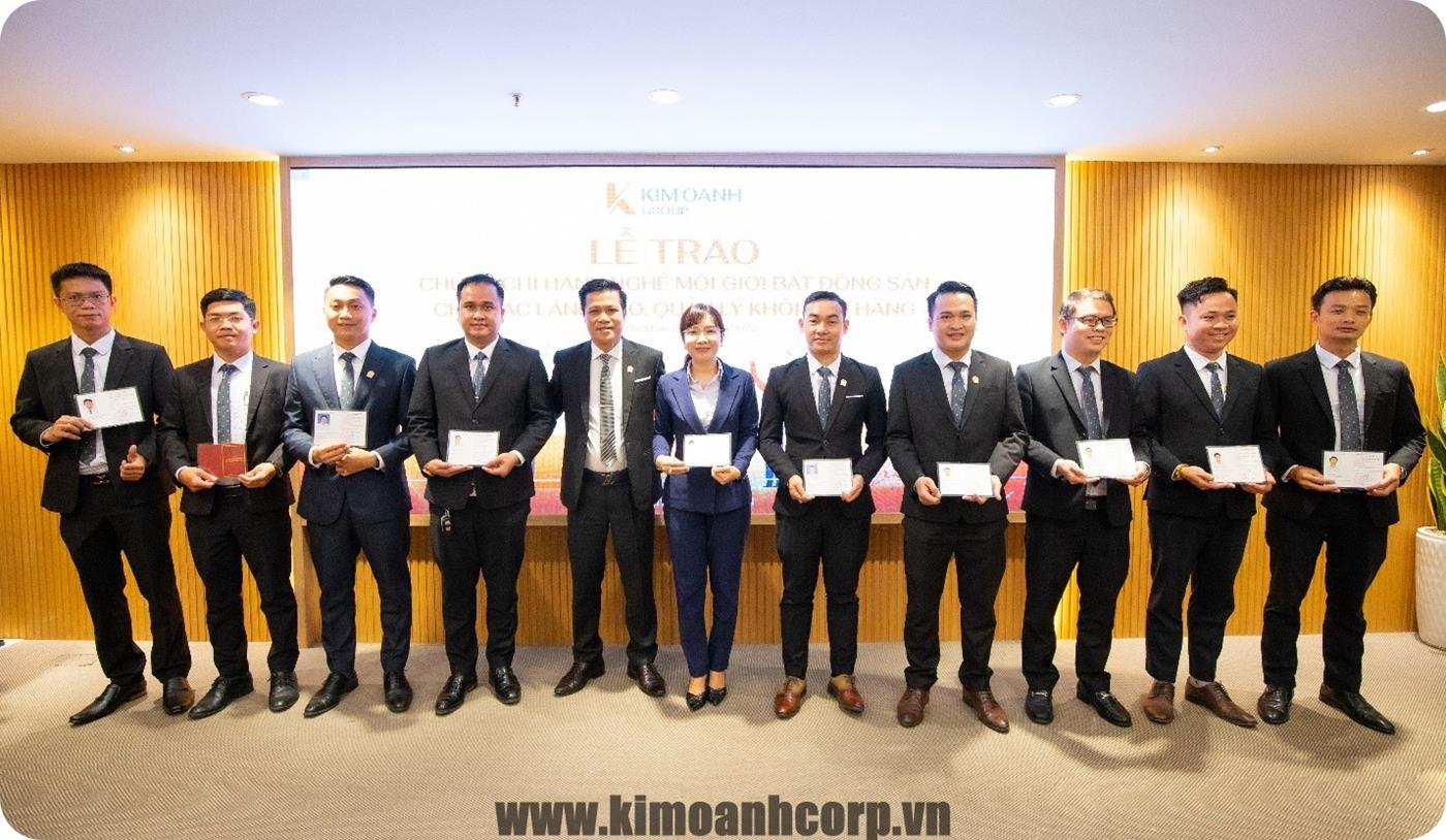 Các anh chị lãnh đạo, cấp quản lý Khối Kinh doanh Kim Oanh Group chứng chỉ hành nghề môi giới bất động sản được cấp bởi Sở Xây dựng