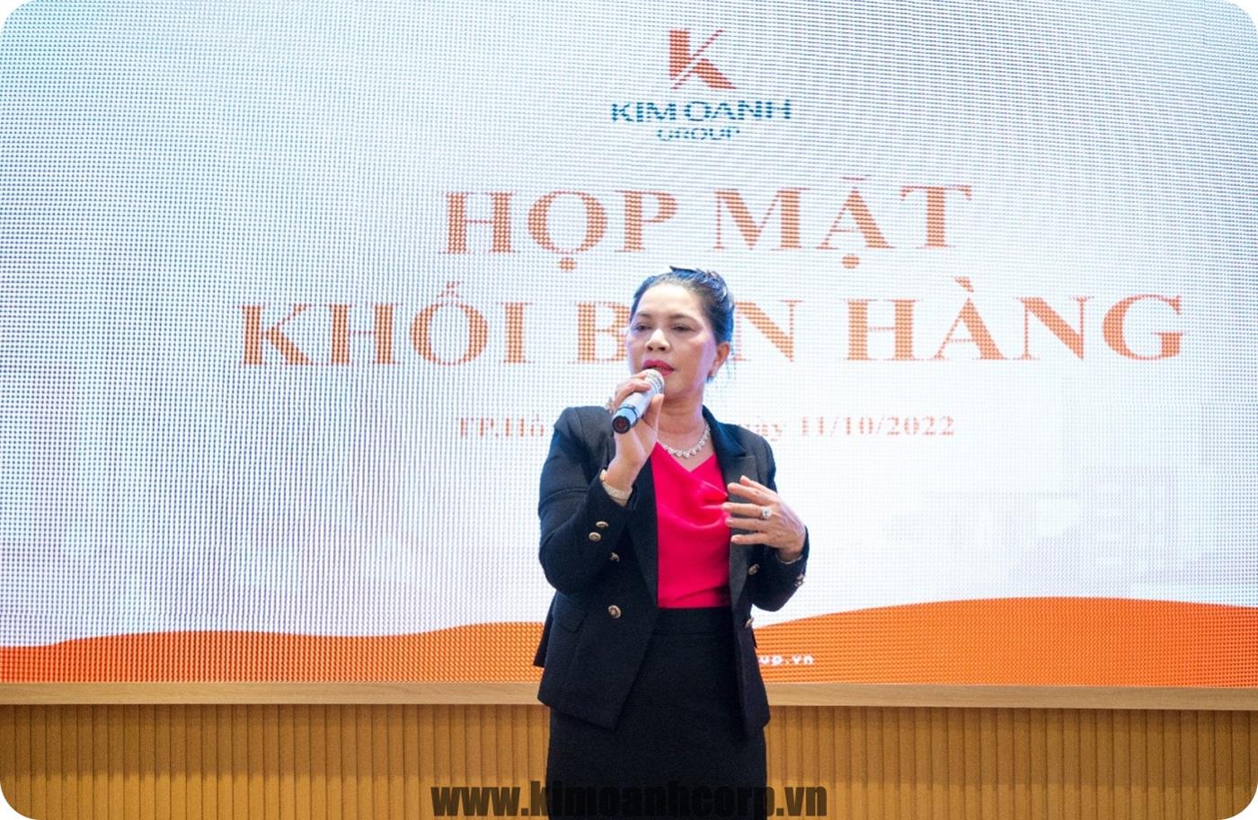Bà Đặng Thị Kim Oanh – Chủ tịch HĐQT, Tổng Giám đốc Kim Oanh Group chia sẻ với Khối Bán hàng